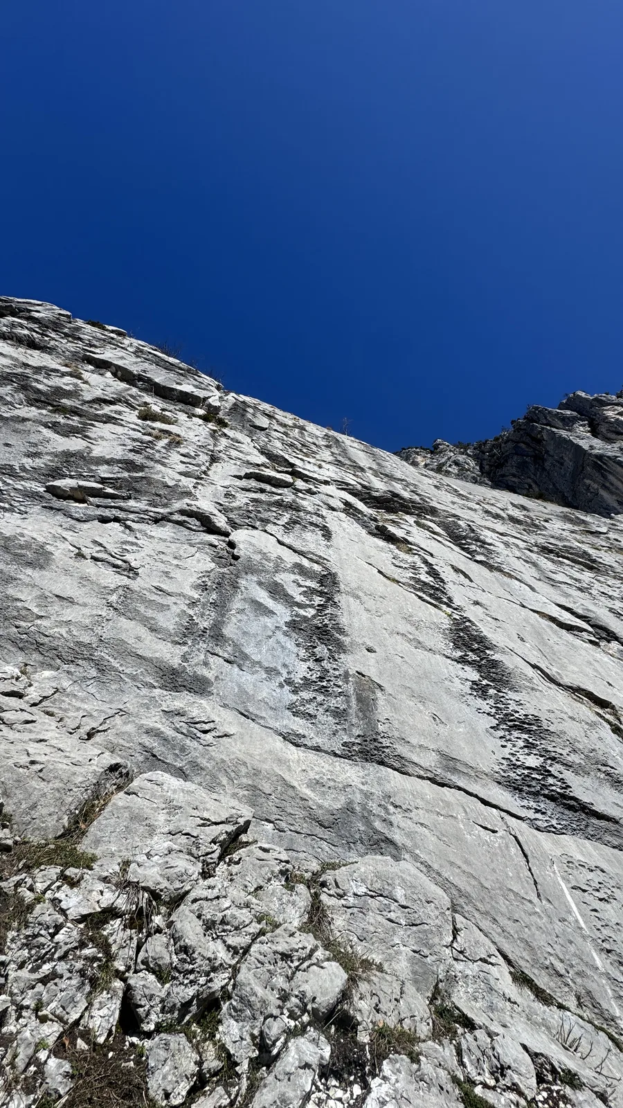 Paroi calcaire blanche en contre-plongée pure sous un ciel bleu intense