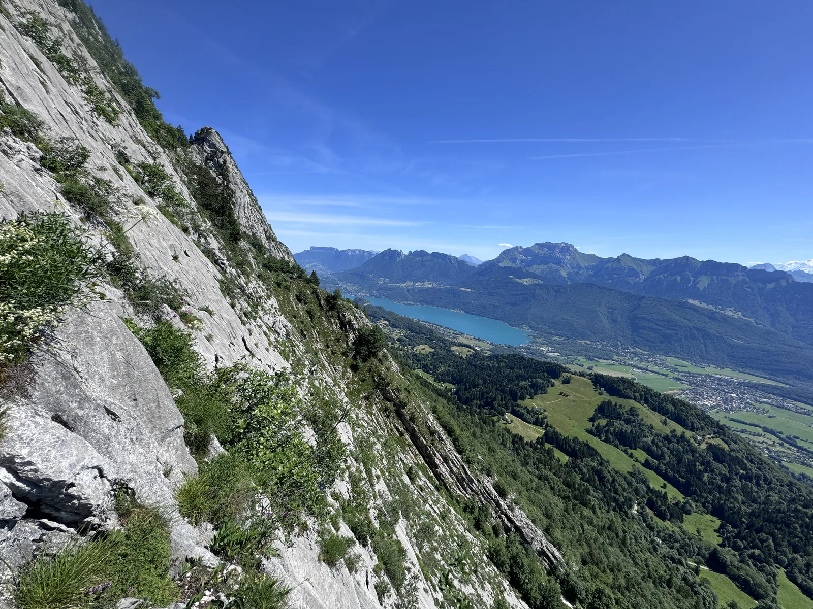 Lac d'Annecy depuis paroi calcaire