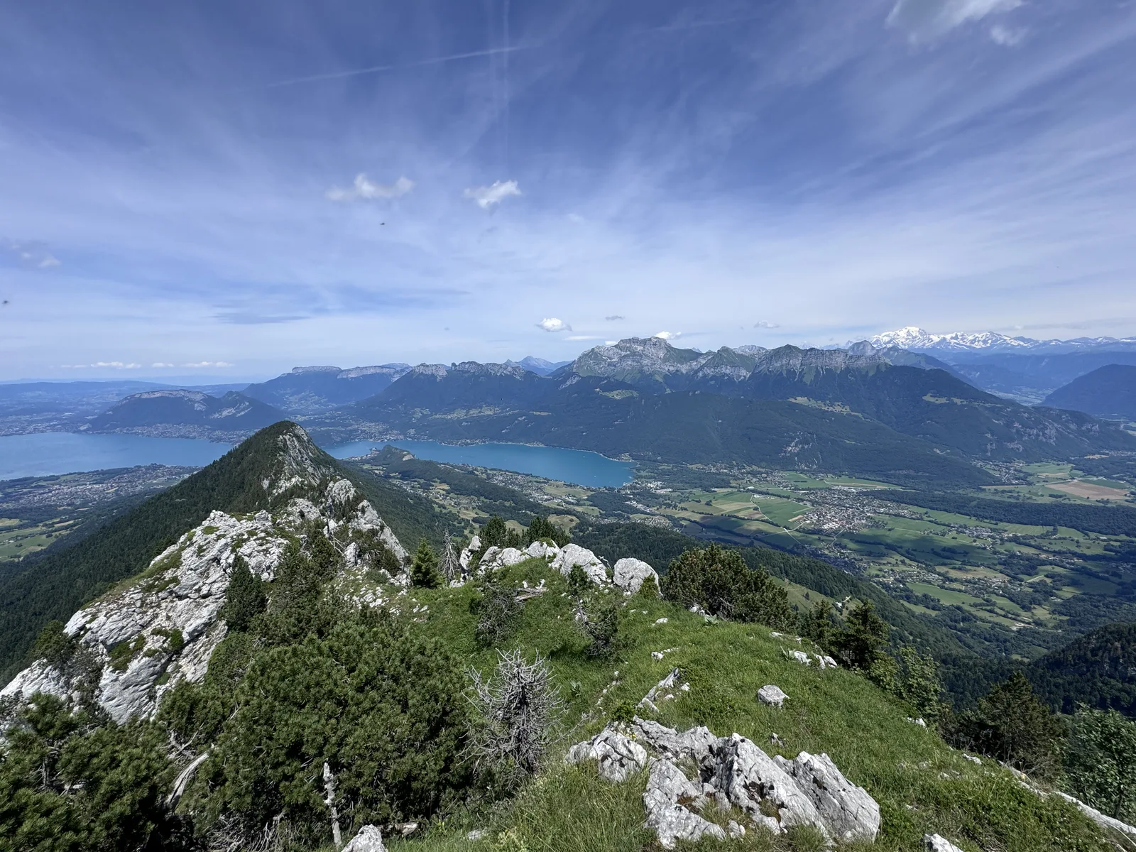 Lac d'Annecy avec arête sommitale