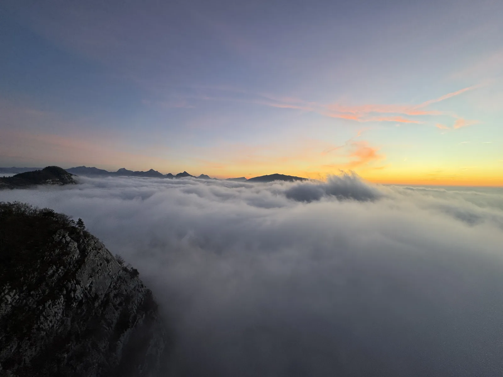 Mer de nuages au lever du soleil