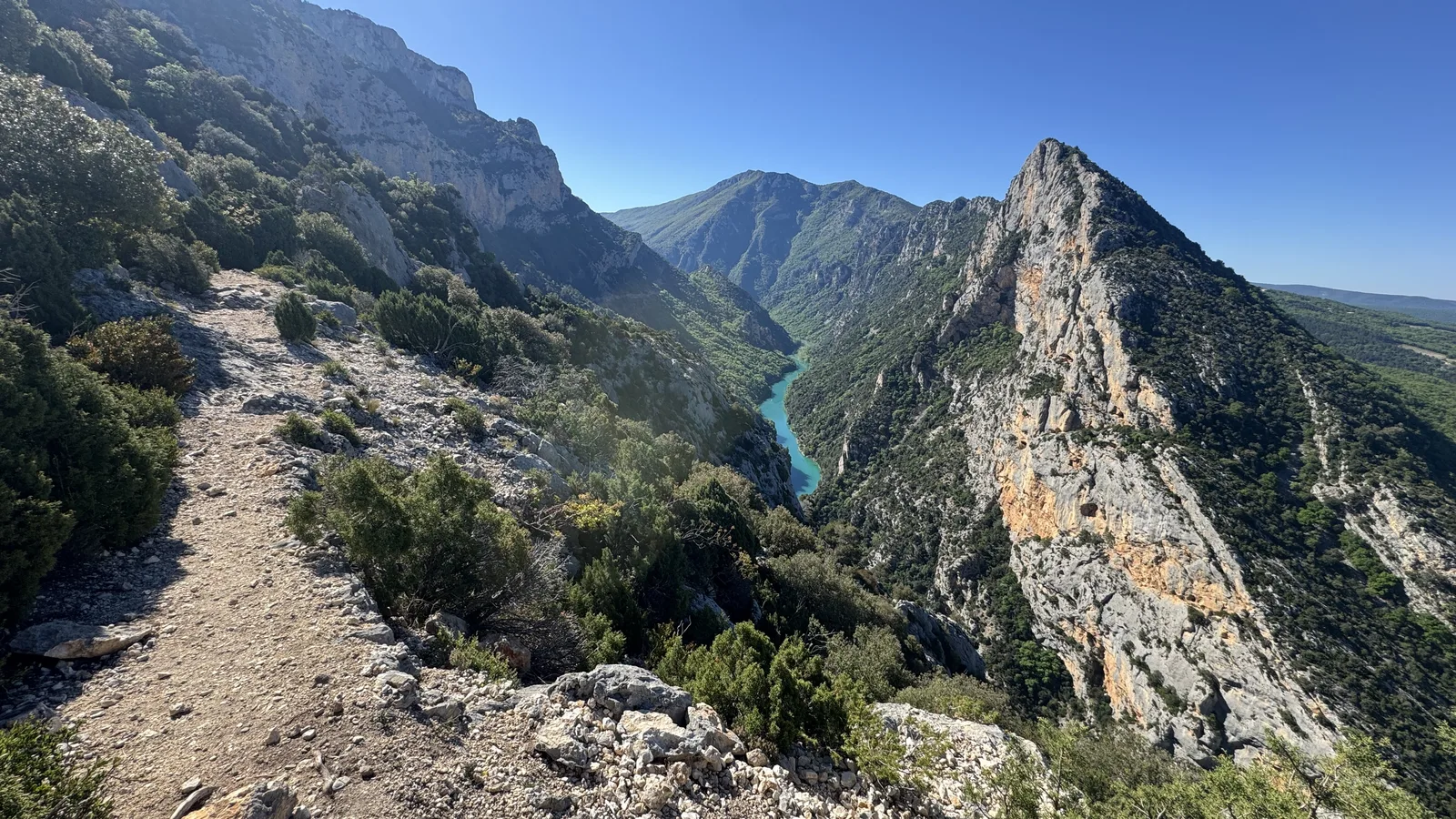 Sentier d'approche avec pilier et Verdon