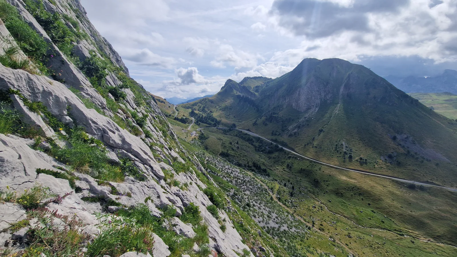 Sommet d'arête avec arbustes en avant-plan