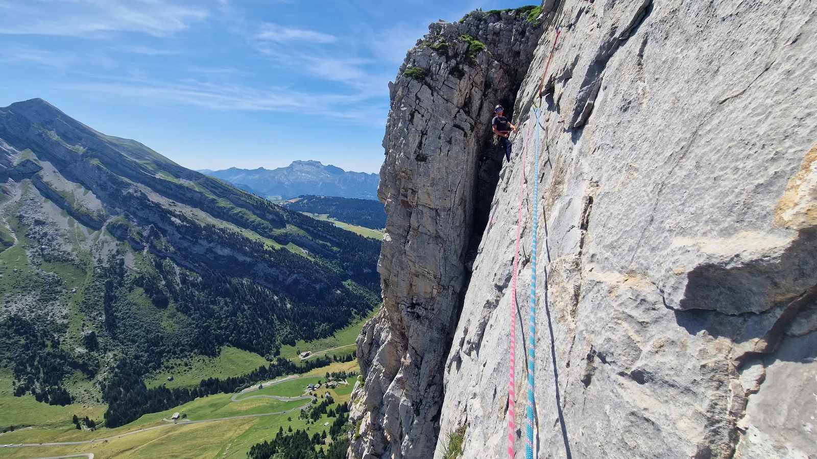 Panorama montagnard rocailleux avec parois multiples