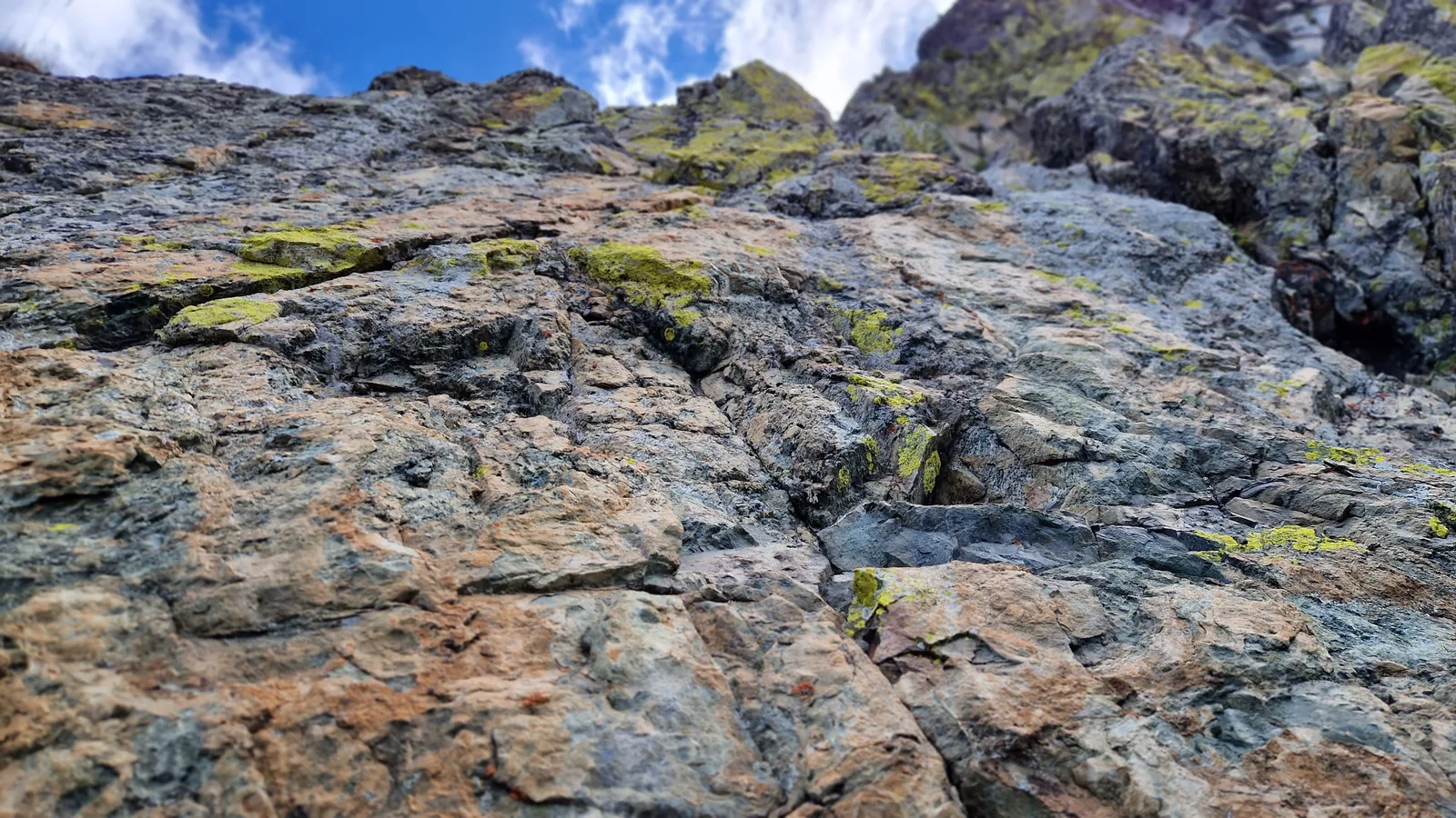Paroi de granite avec fissures structurées
