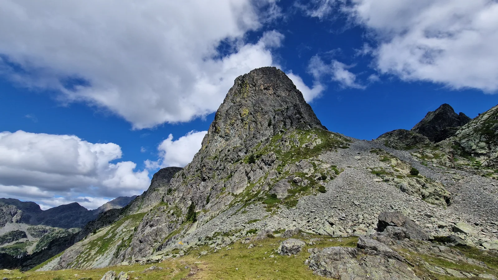 Pic minéral avec col et sentier d'approche