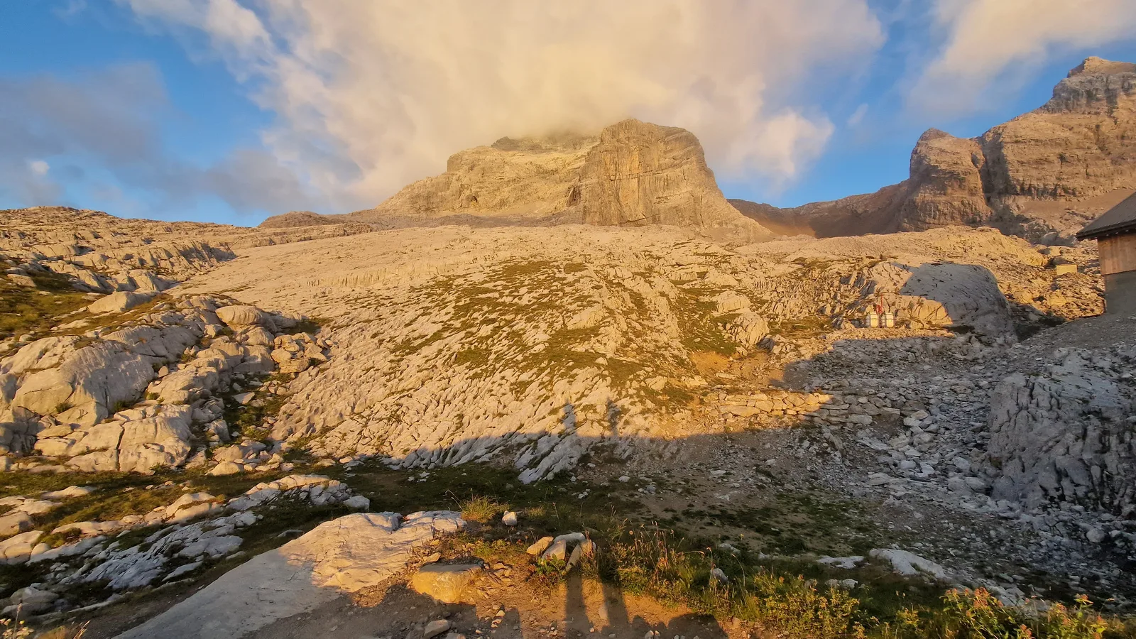 Pic alpin/dolomitique en panorama, ciel mouvementé