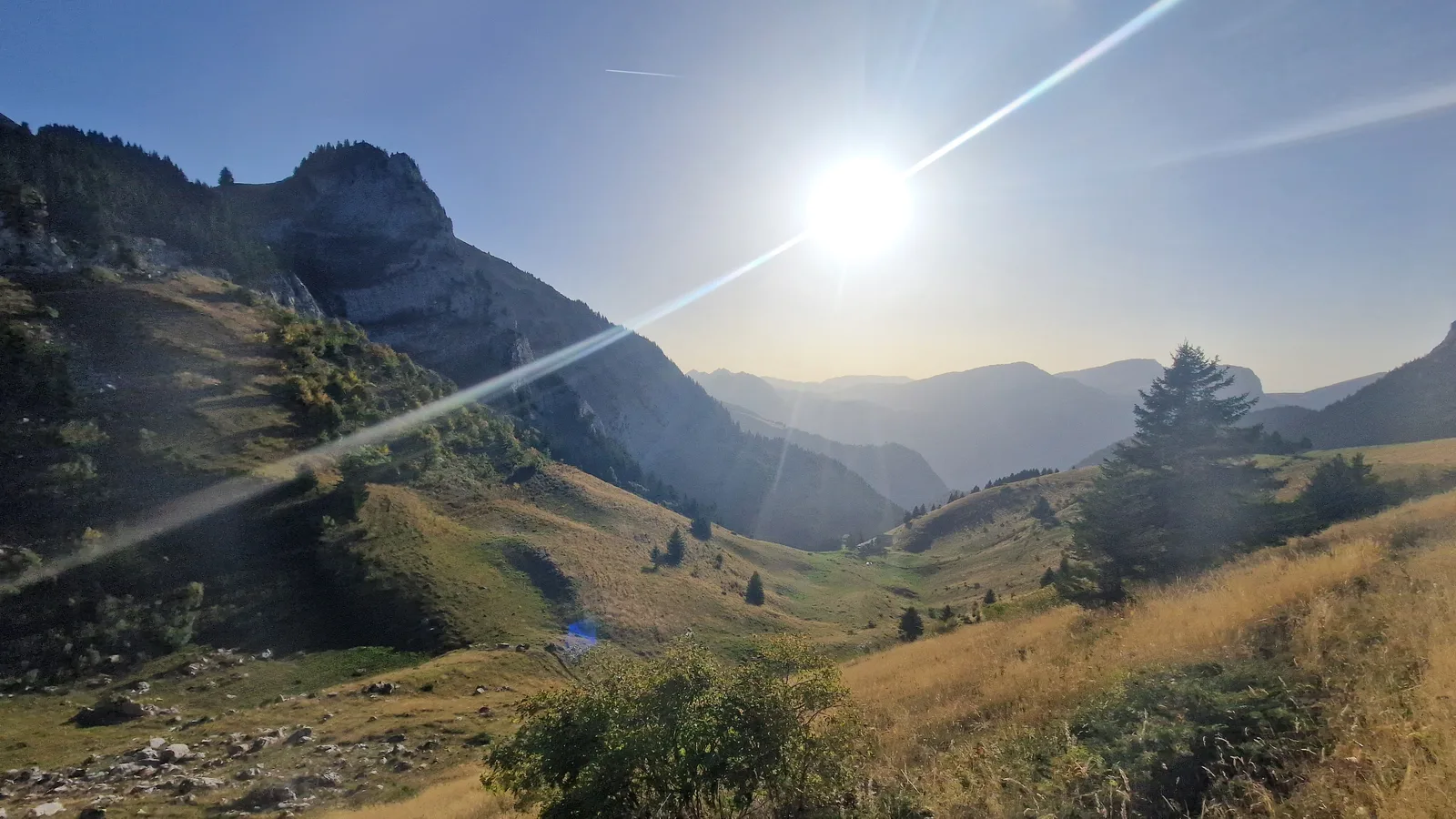 Sentier au sommet + lumière de soleil de fin d'après-midi