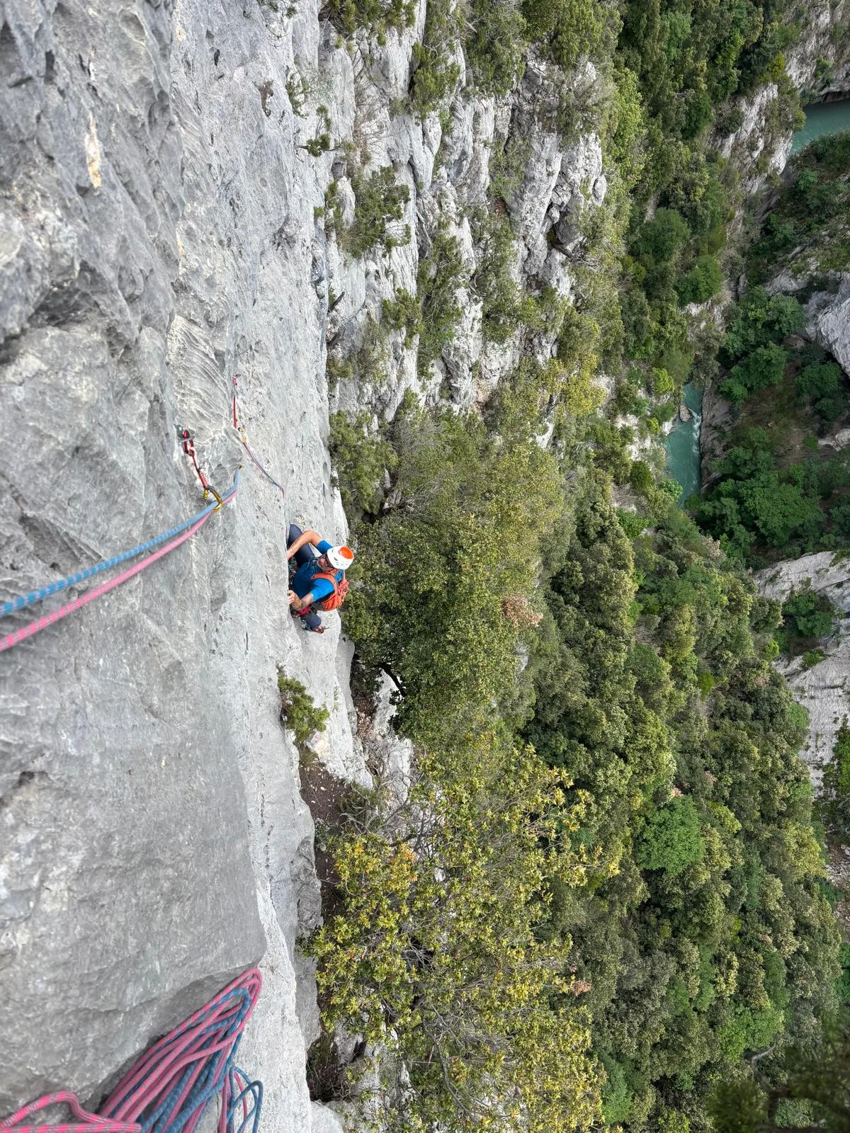 Sentier rocheux dans gorge calcaire