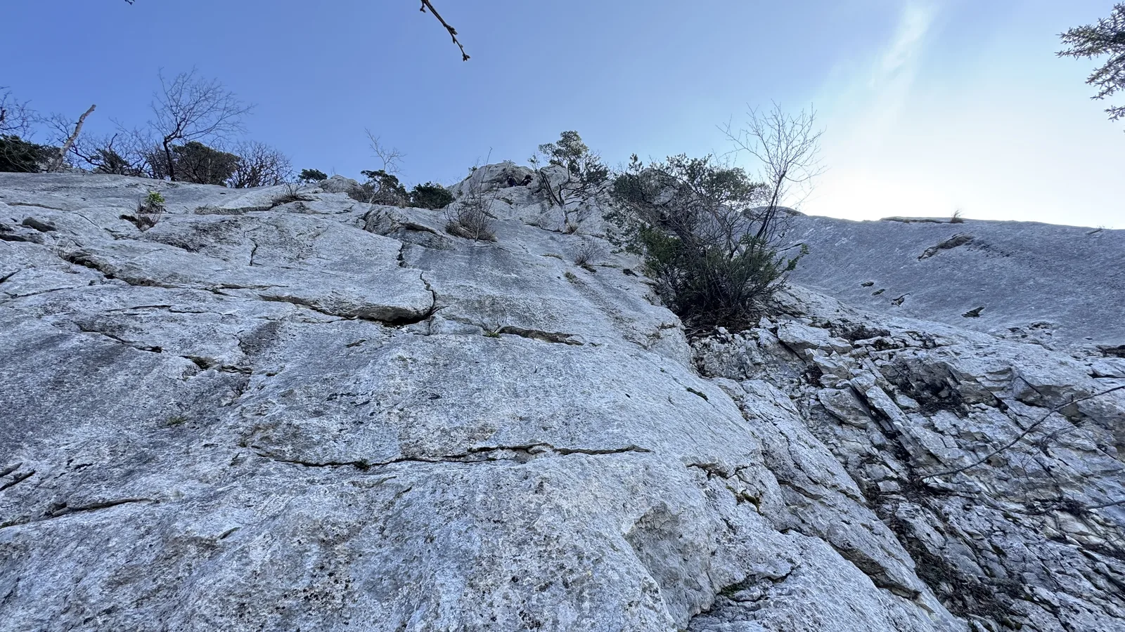 Paroi grise massive, vue panoramique