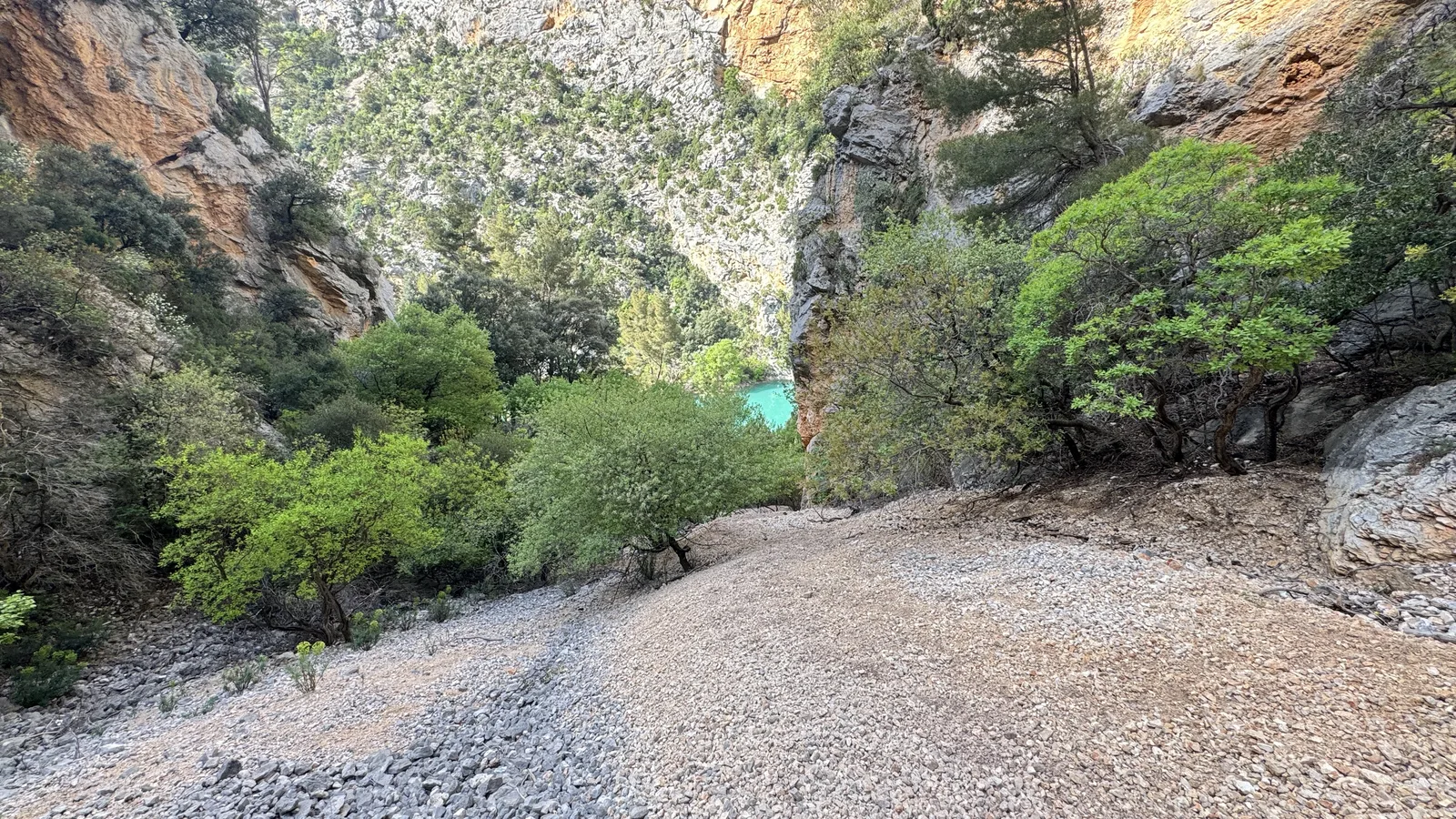 Grimpeur au relais suspendu, panorama de vallée en contrebas