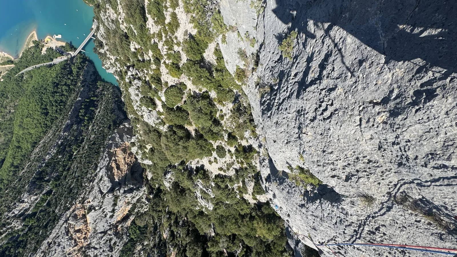 Sentier au pied de paroi calcaire, vue panoramique