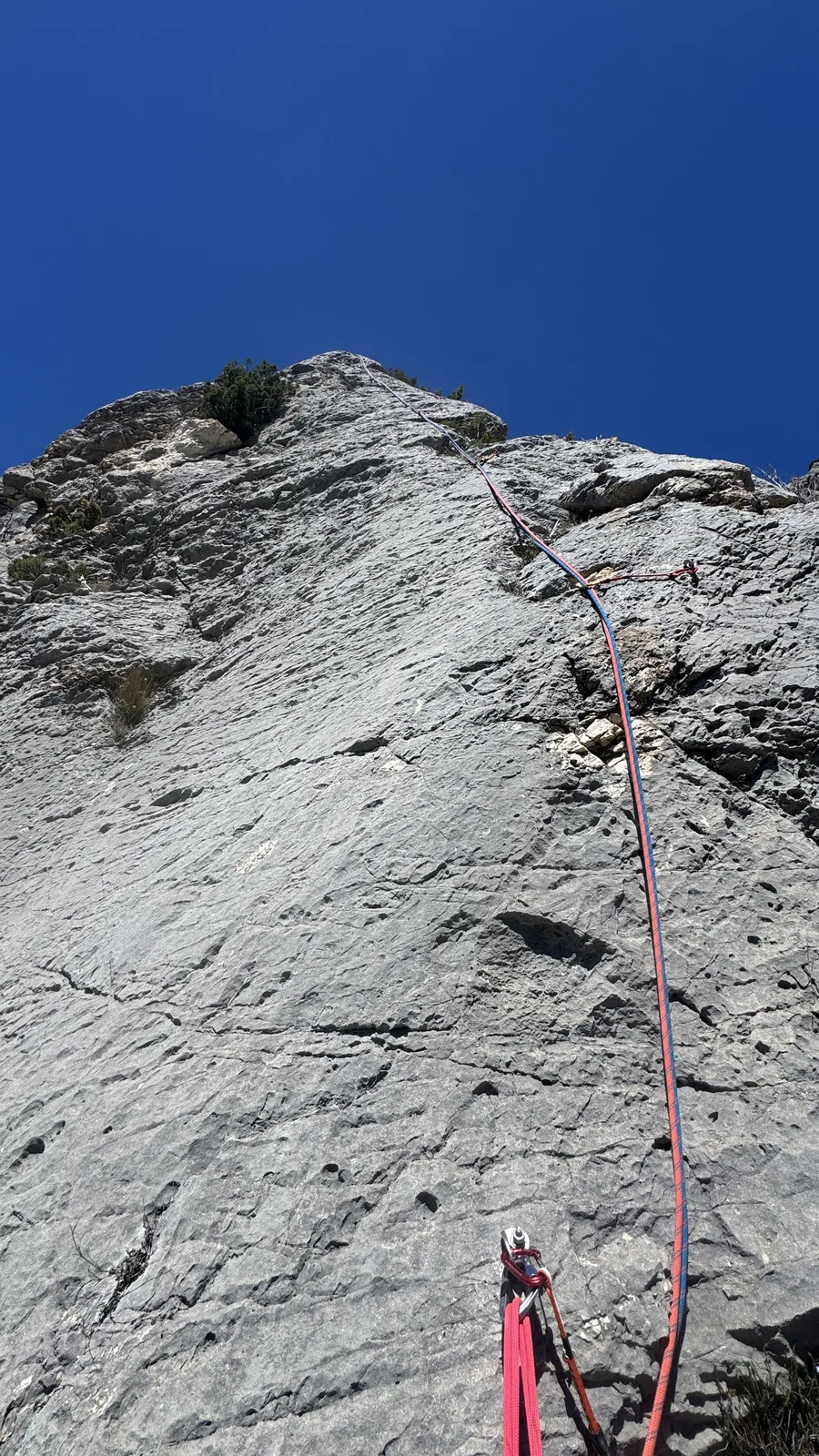 Paroi calcaire avec dièdre et structure verticale