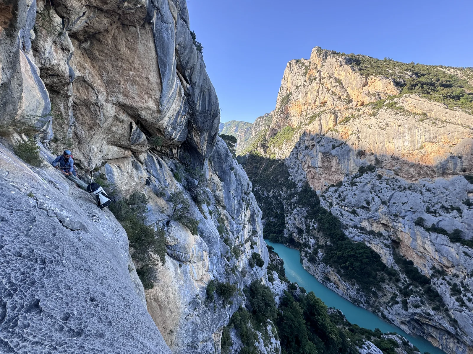 Pilier emblématique du Verdon avec sentier d'approche au pied
