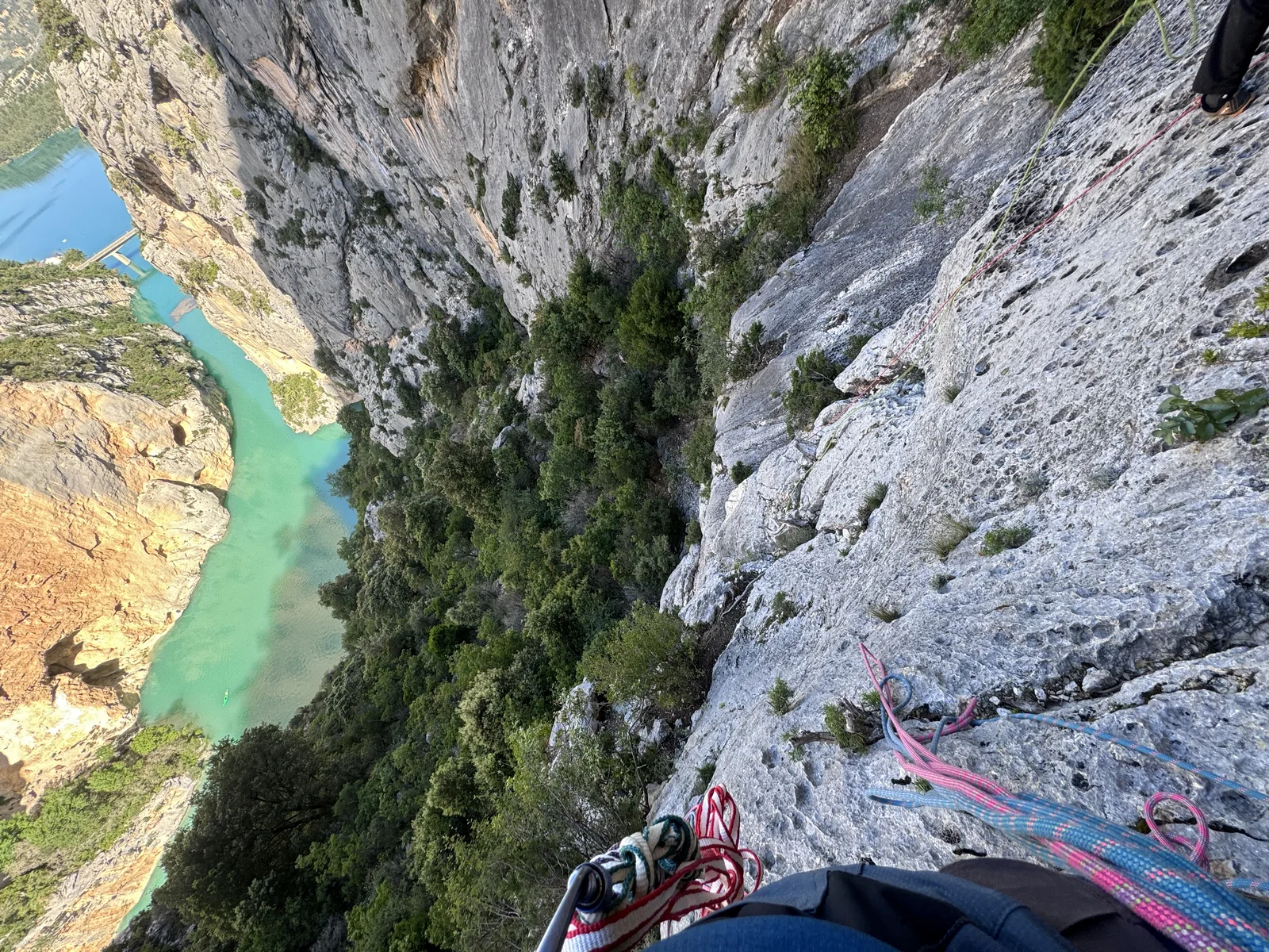 Paroi calcaire avec ressaut, lumière directe