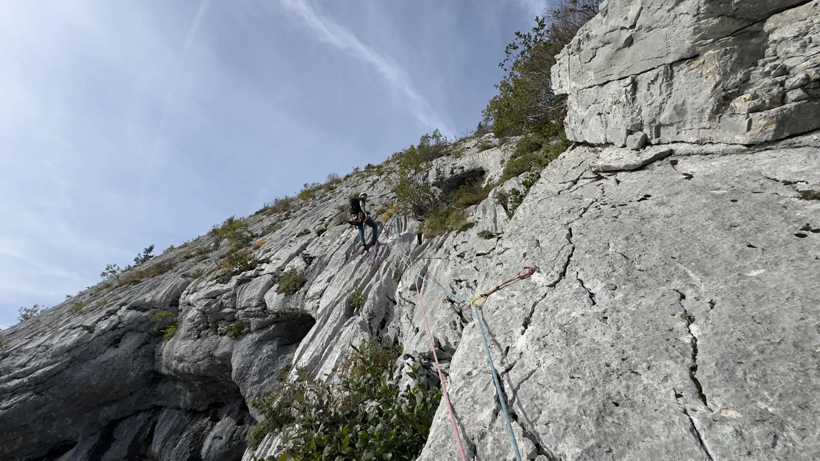 Leader sur une dalle calcaire raide, corde qui file vers le relais
