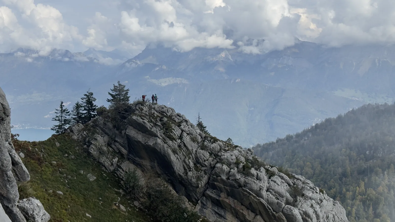 Cordées sur une crête calcaire, nuages bas sur les sommets