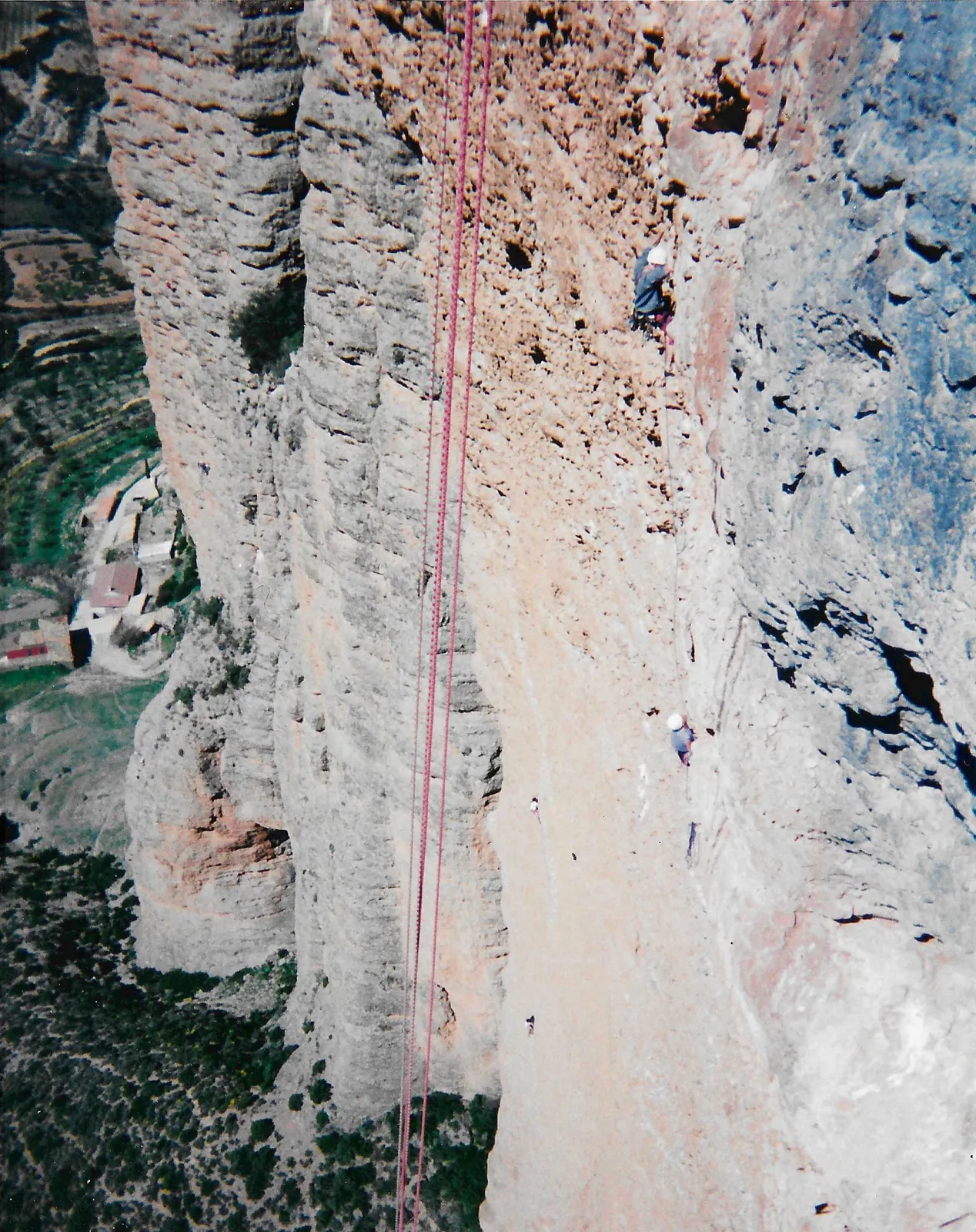 Photographie argentique : corde le long d'un dièdre de grès, grimpeur dans la paroi