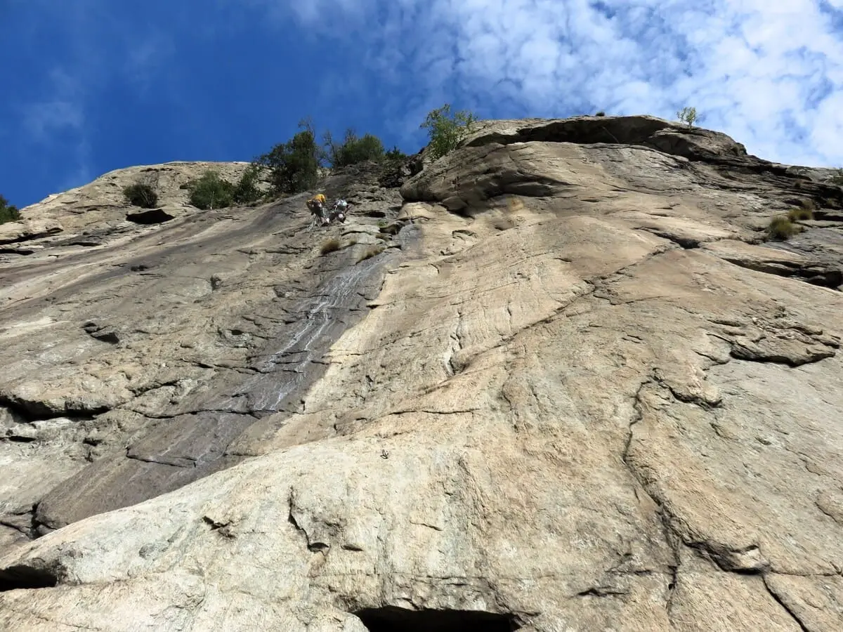 Paroi de gneiss avec prises lamellaires caractéristiques
