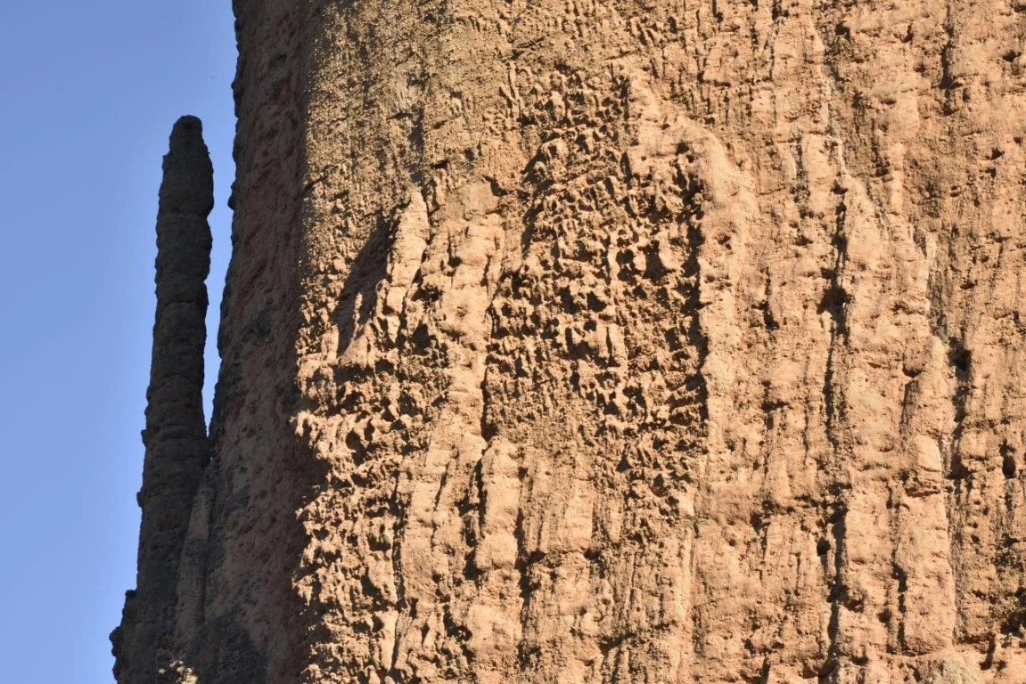 Paroi de conglomérat (poudingue) avec galets cimentés visibles
