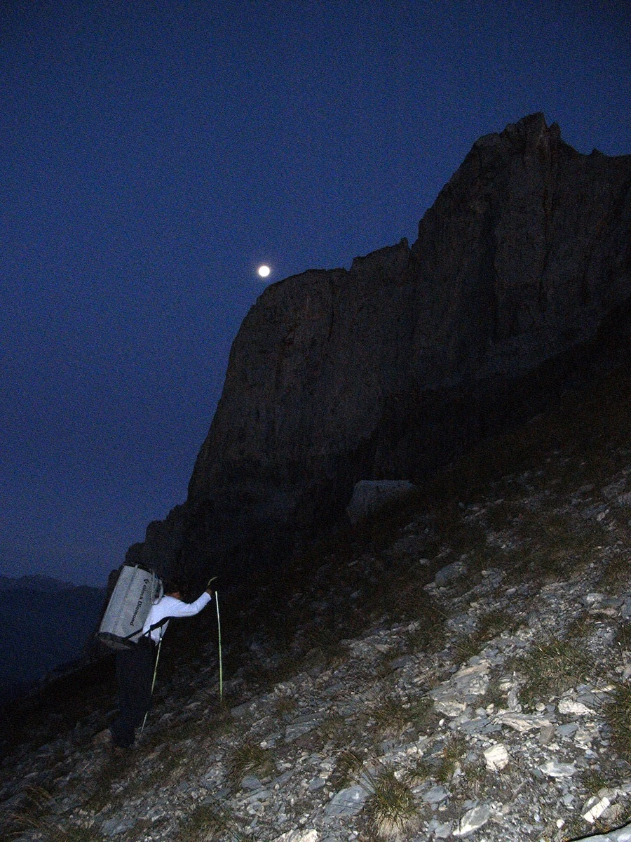 Grimpeur à l'attaque d'une grande paroi calcaire