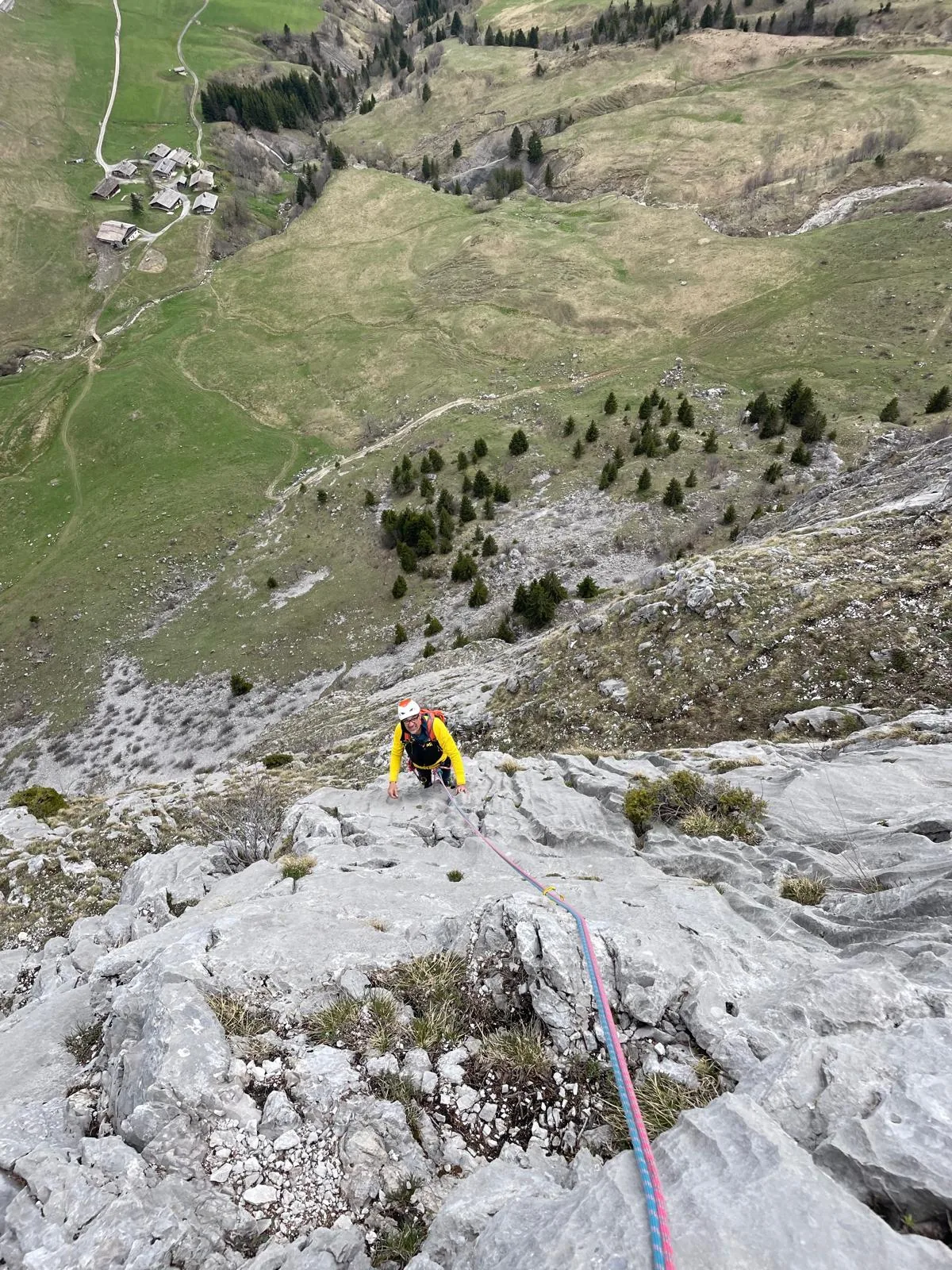 Vue plongeante alpine sur second qui monte