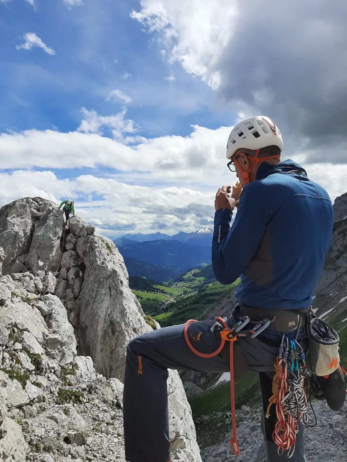 Assureur de profil au relais panoramique alpin
