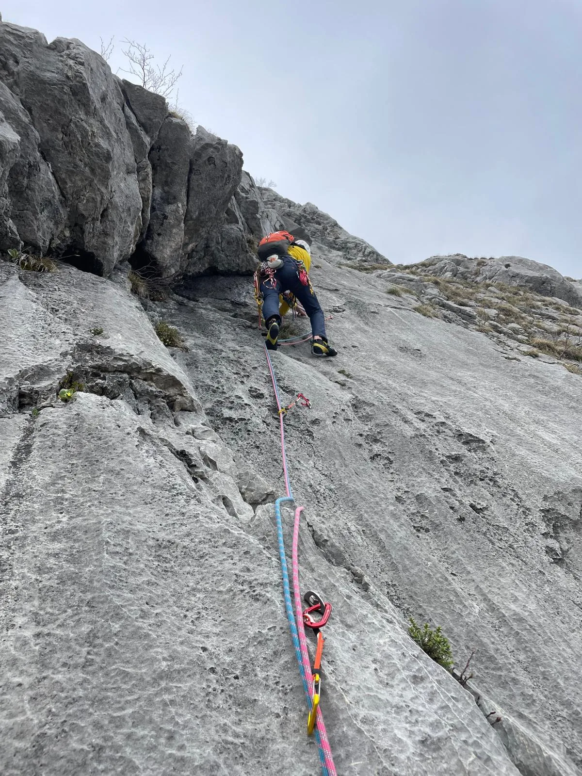 Leader sac jaune en montée dalle
