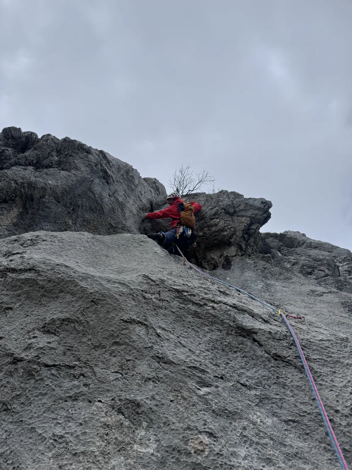 Leader en passage difficile dans la brume