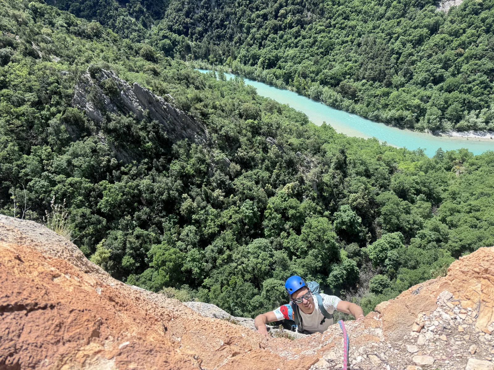 Second qui arrive au relais, le Verdon turquoise en contrebas