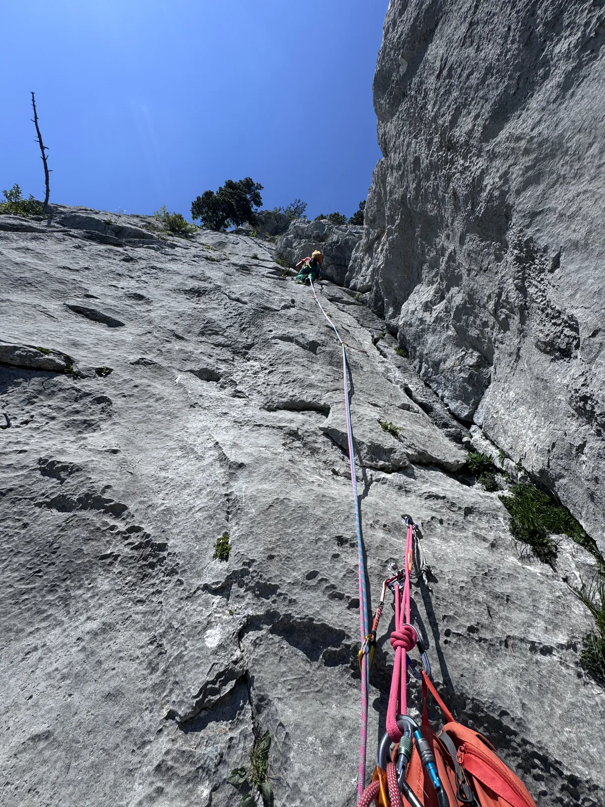 Vue depuis le relais sur leader qui s'éloigne, paquet de cordes au premier plan