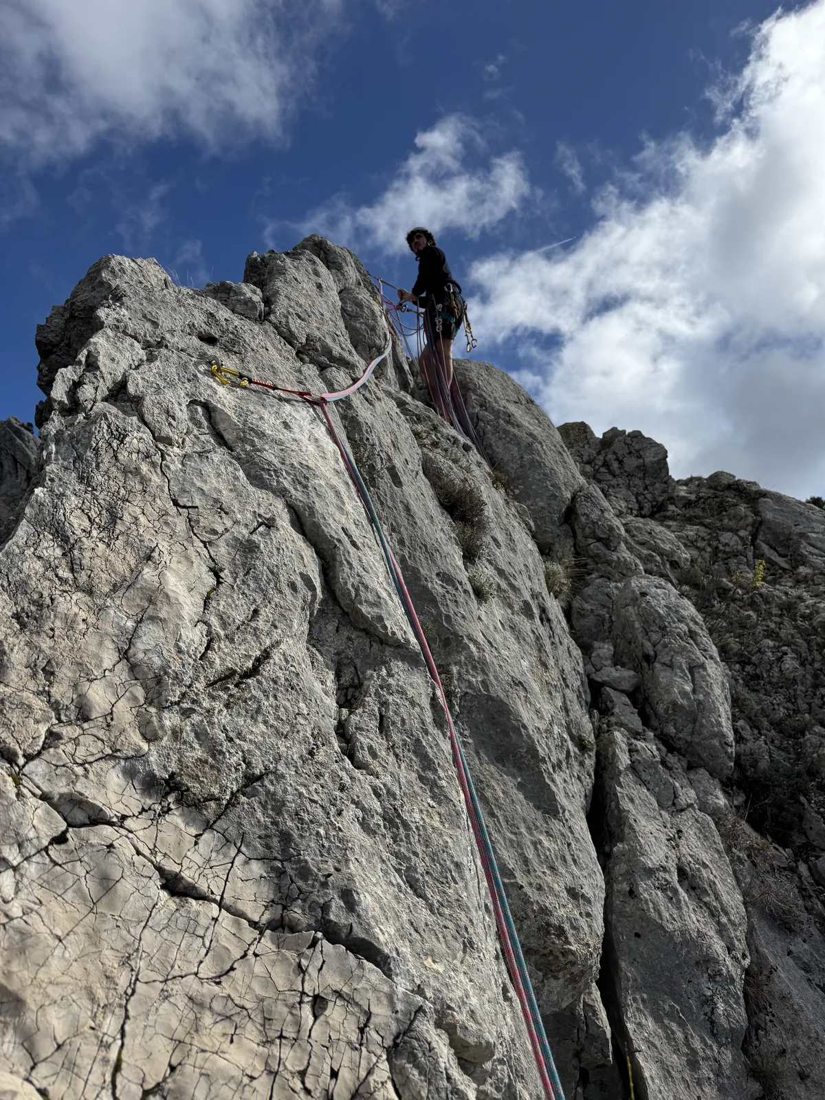 Silhouette qui finit longueur sur arête
