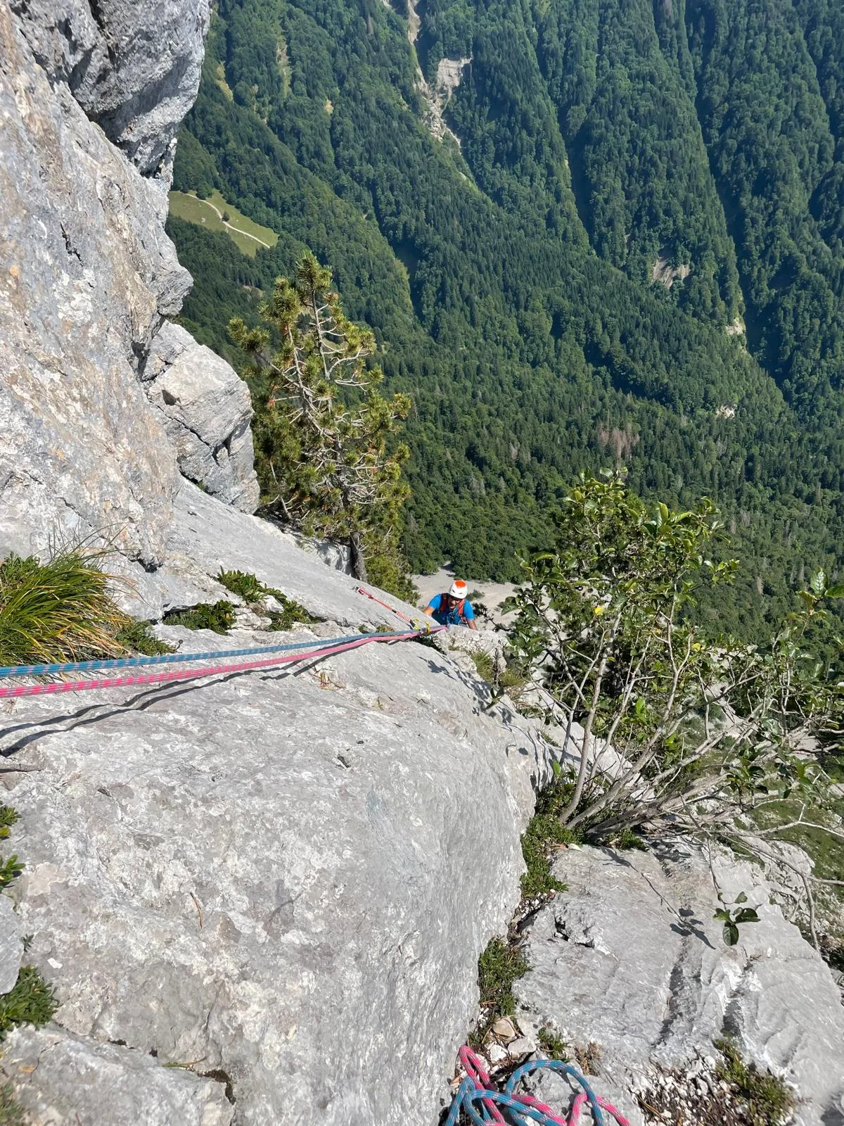 Mains qui rangent une corde au relais