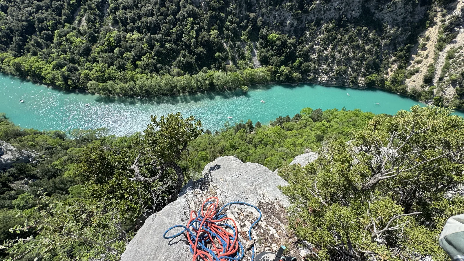 Vue plongeante avec cordes pelotonnées
