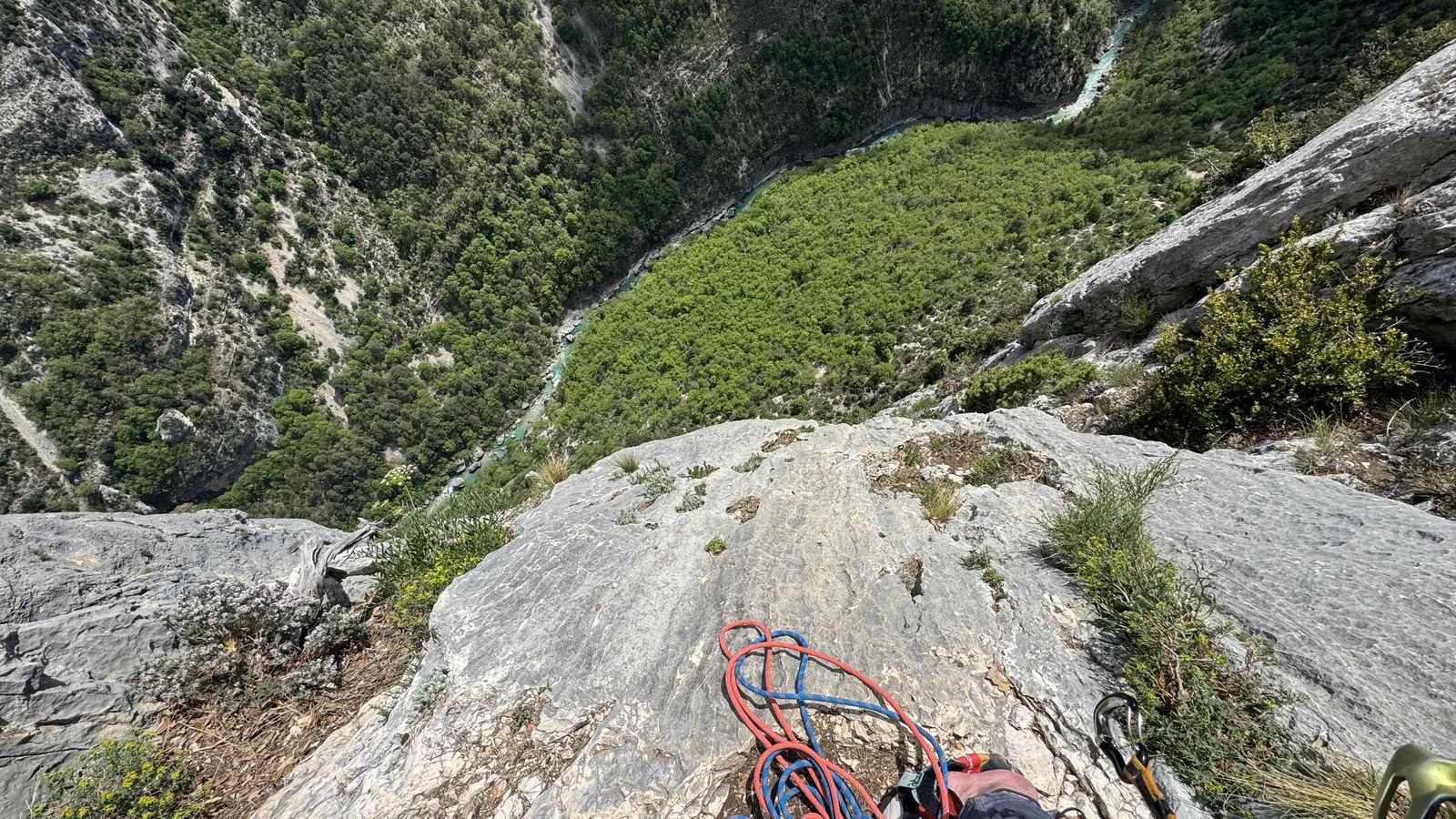 Vue plongeante depuis sommet, cordes pelotonnées et Verdon