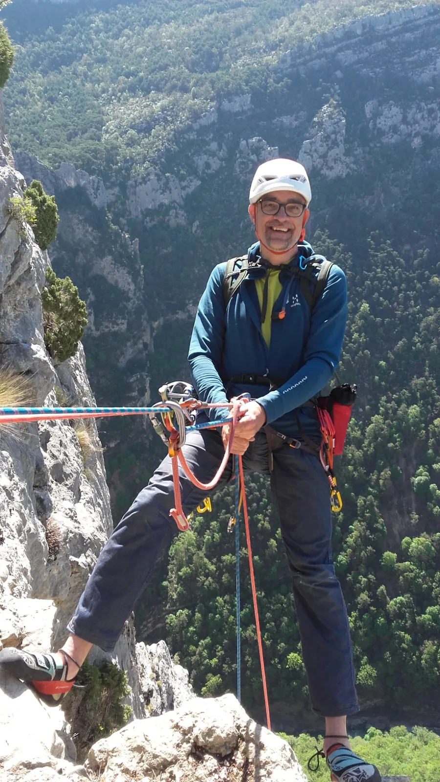 Portrait grimpeur souriant relais Verdon