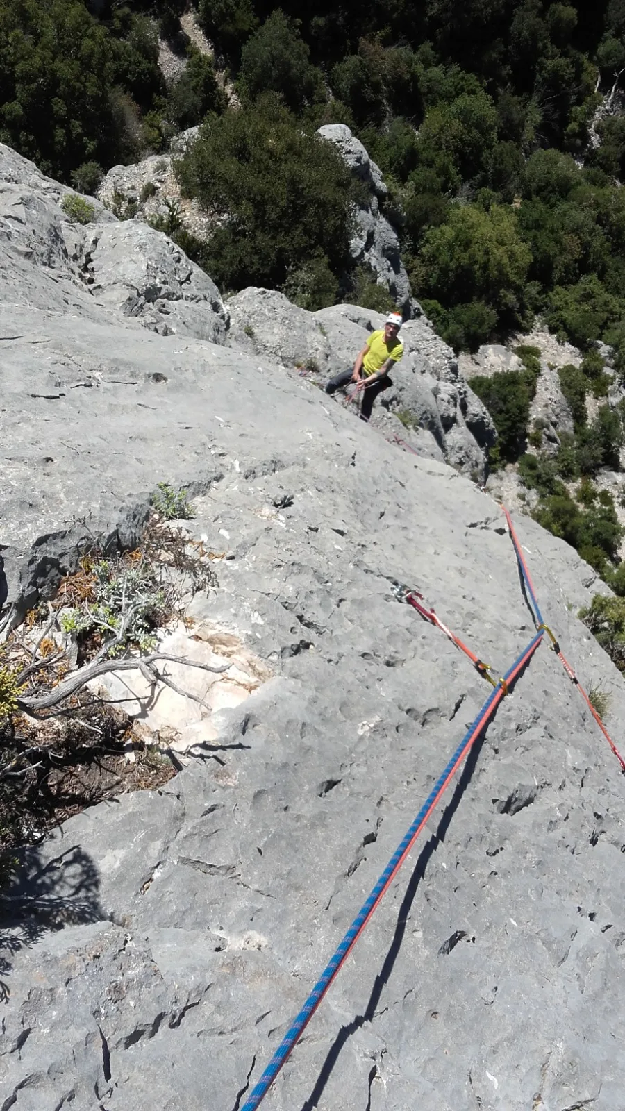 Vue plongeante depuis sommet sur second jaune avec cordes