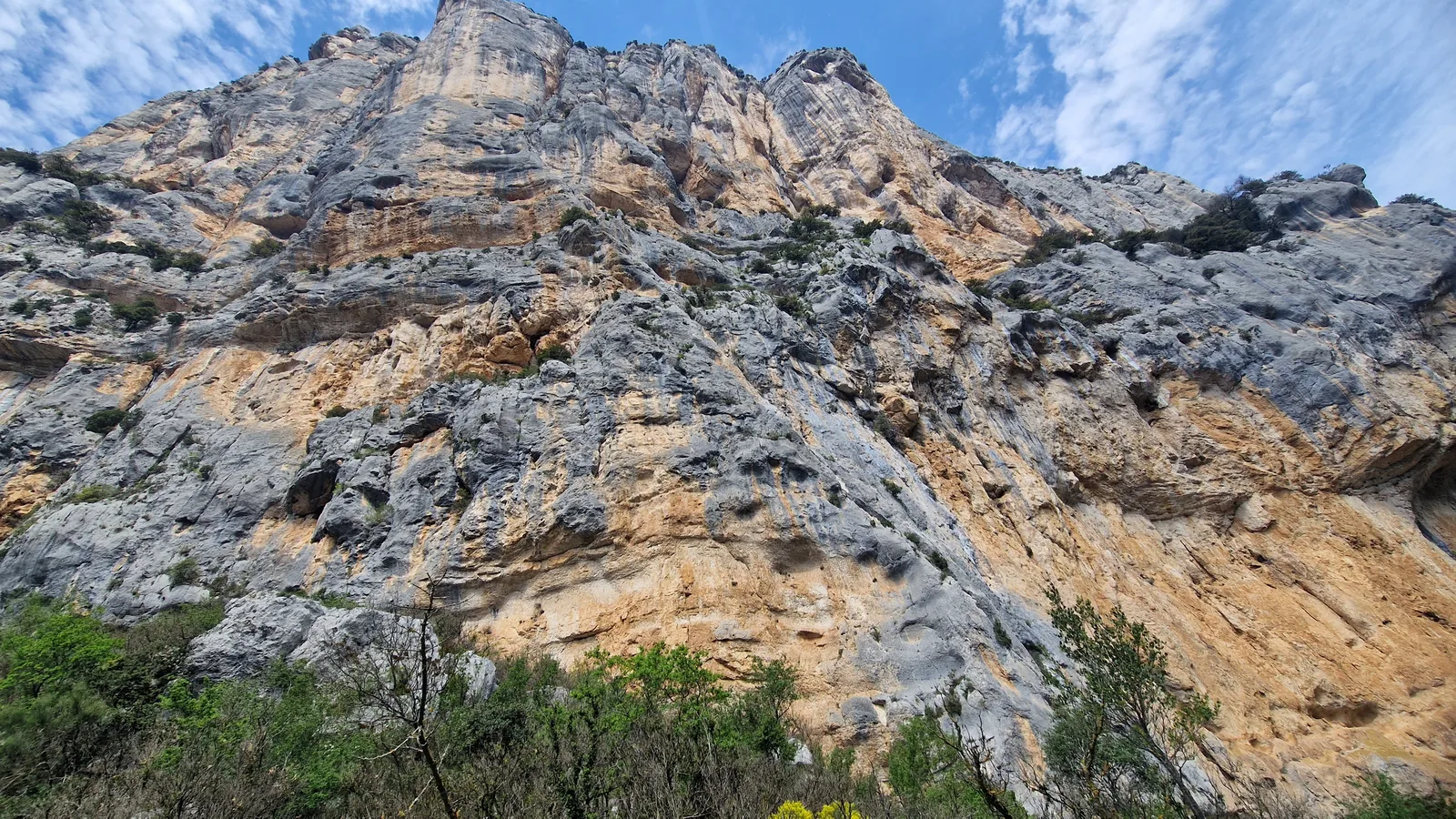 Grande paroi calcaire grise, vue d'ensemble, ciel ouvert