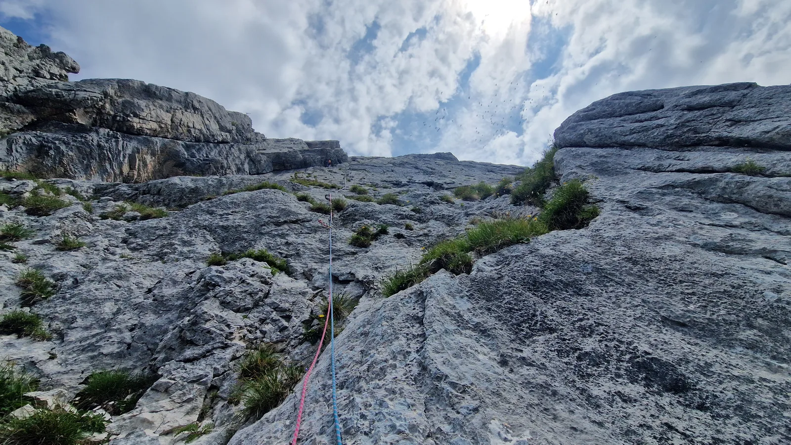 Grande paroi calcaire grise massive, rampe oblique
