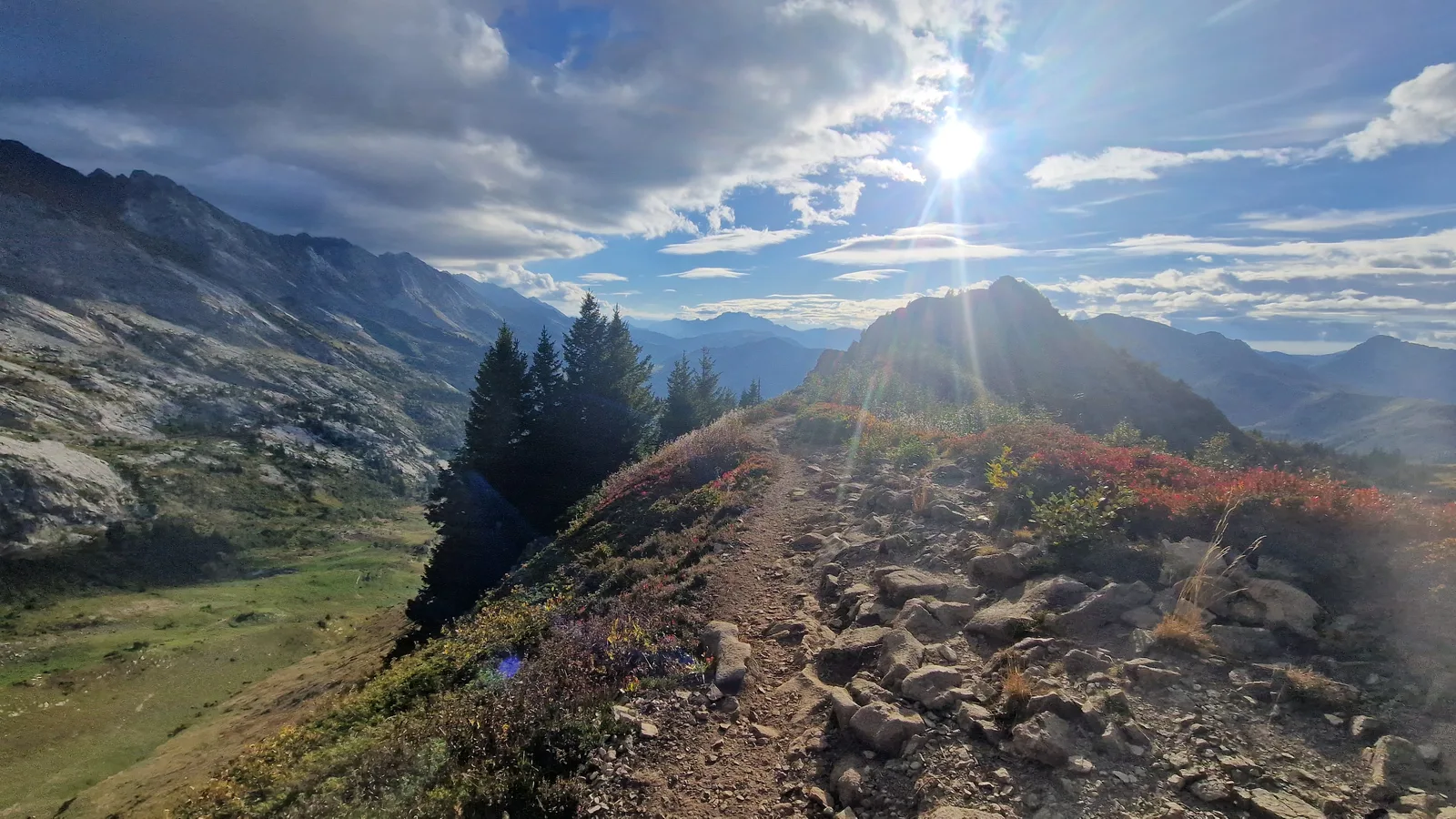 Silhouette grimpeur sur arête contre lumière dorée