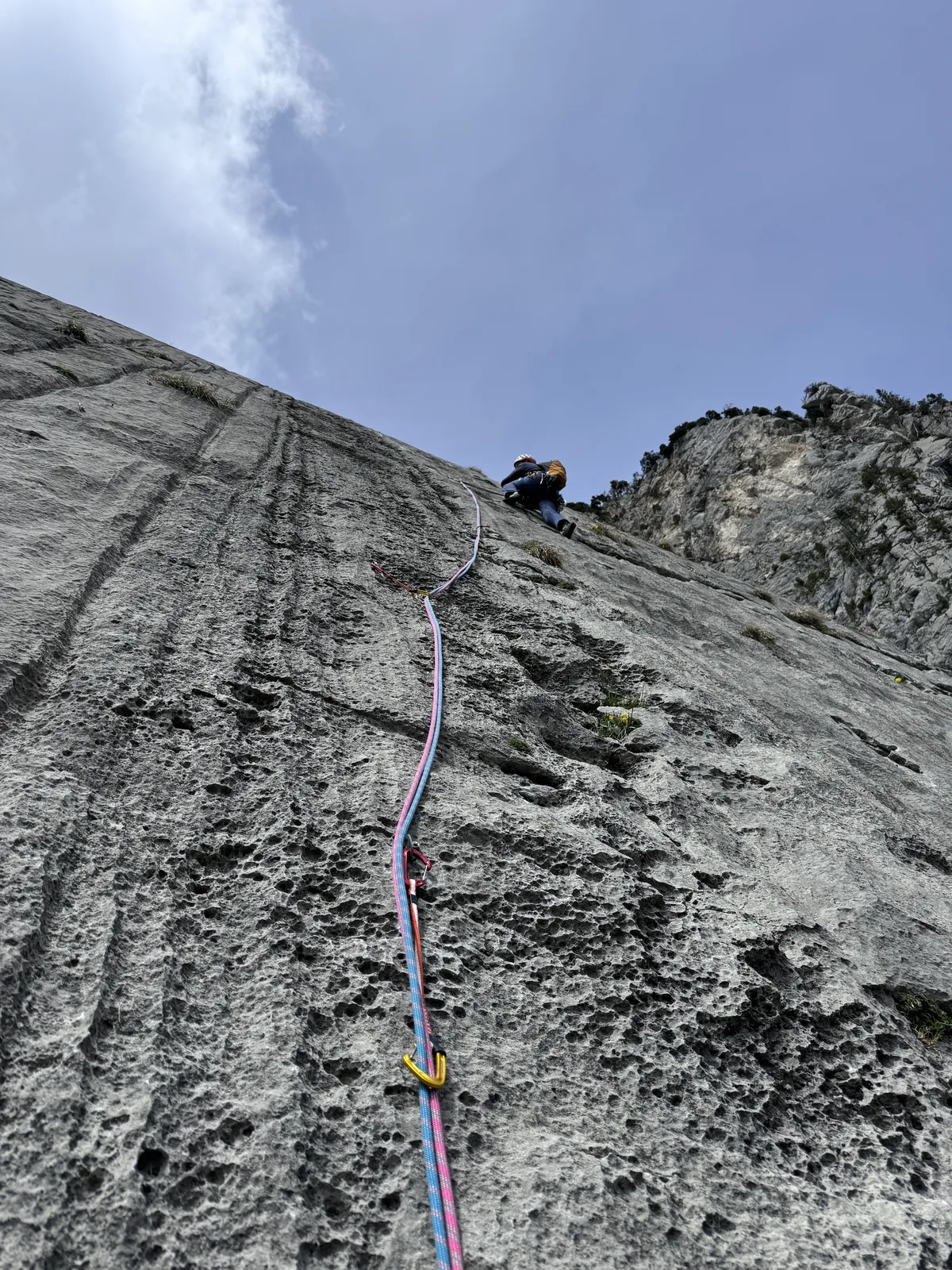 Grande dalle calcaire grise massive