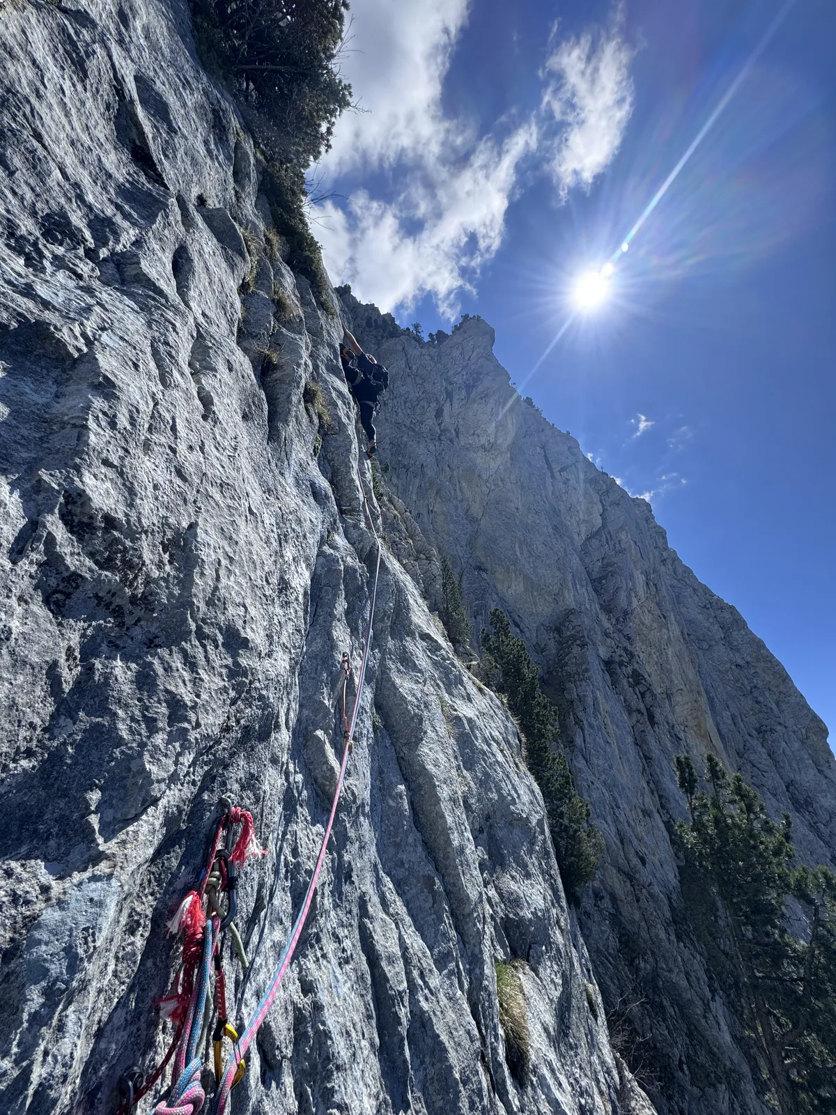 Cordée à l'approche sous un ciel de montagne