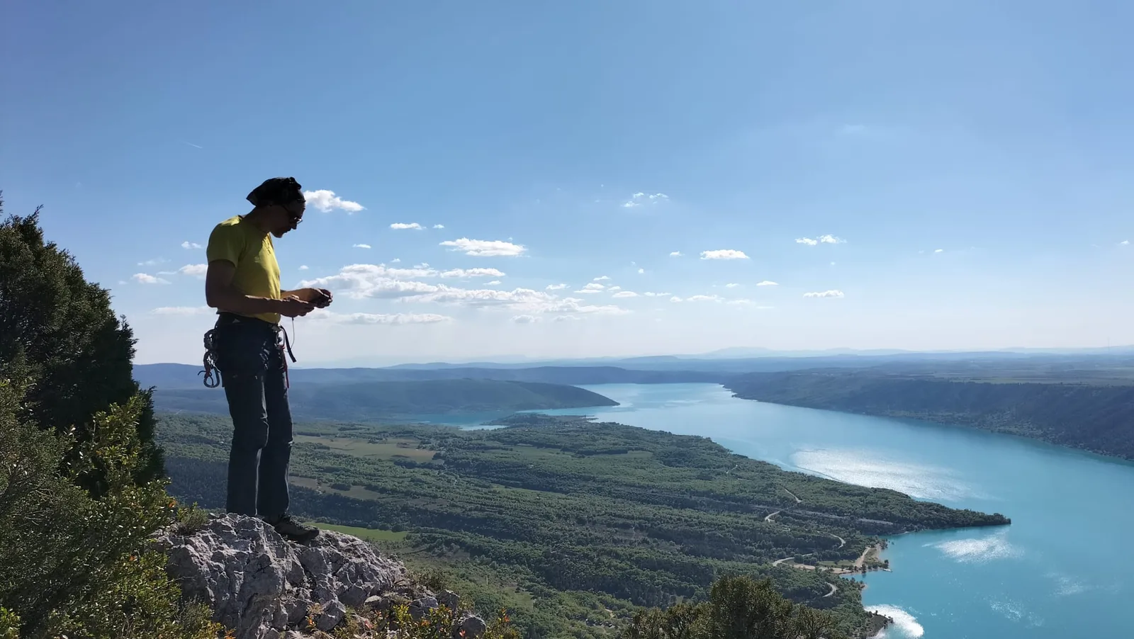 Grimpeur en silhouette devant un canyon turquoise — lac de Sainte-Croix ou Verdon