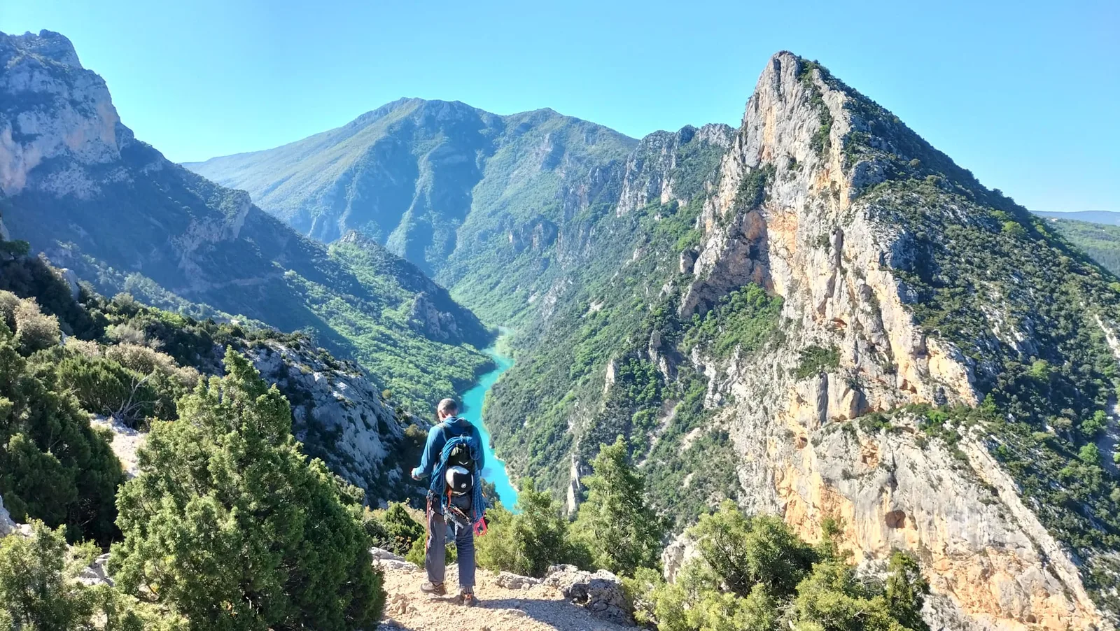 Grimpeur en pleine paroi calcaire, lumière directe