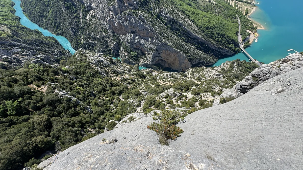 Vue panoramique sur le lac de Sainte-Croix depuis paroi calcaire