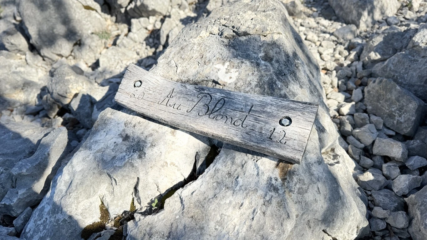 Plaque commémorative gravée 'Au Blond' au-dessus du Verdon, hommage à Patrick Edlinger