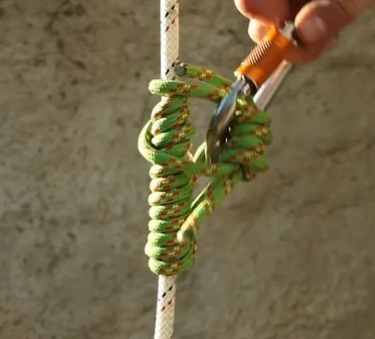Confection d'un machard sur la corde d'escalade, spires régulières autour du brin