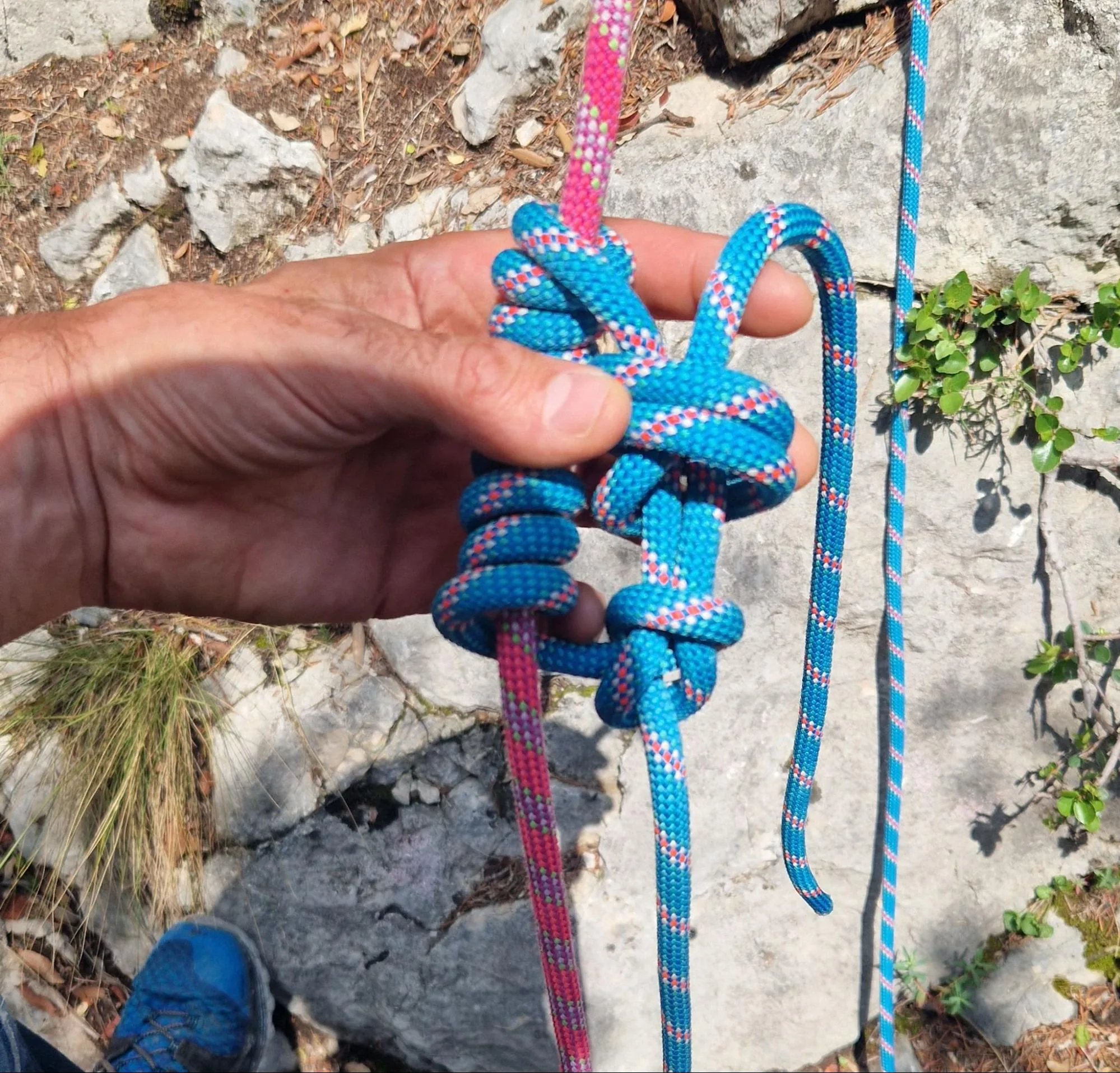 Utiliser la corde à la place d’une cordelette : peut être utile dans le cadre d'une remonter sur corde ou une manière optimisée de préparer l’installation d’une tête de mouflage( Bloque au plus près du demi cab)