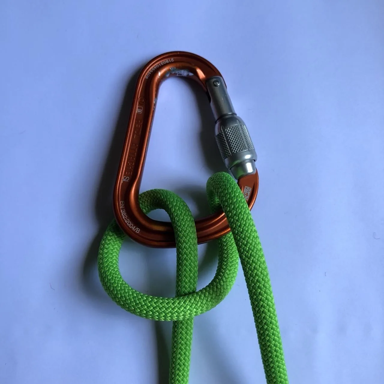 4. Clipper la ganse et serrer les deux brins pour ajuster le demi-cabestan. Visser le mousqueton.