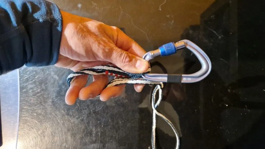 2. Ramener sur 4 doigts idem que cordelette dans le cas d une sangle de 60 cm , 8 si 120 cm