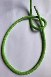 2. Avec le brin du bas (celui qui va constituer la boucle du nœud de chaise), faites sortir le “serpent” du “puits”. Le brun rentre dans la boucle du côté opposé de la racine.